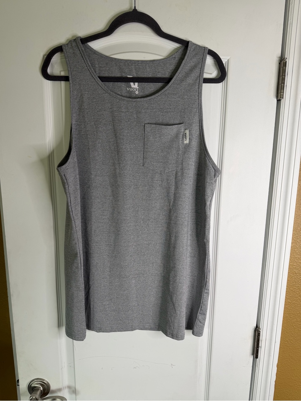 Vuori Men’s Tradewind Performance Gray Pocket Tank Top. Size 2XL